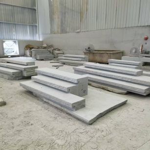 泸州 整石台阶（大面火烧+侧面自然面），出货前厂内拼装