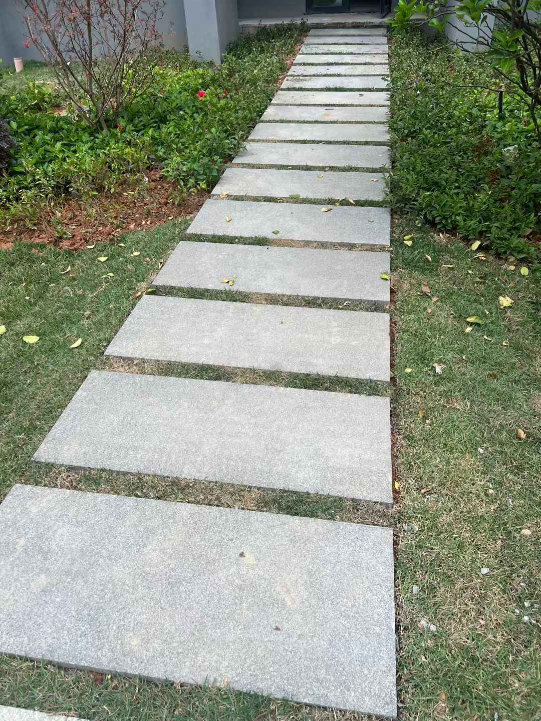 泸州 芝麻黑小区踏步、汀步石铺装效果